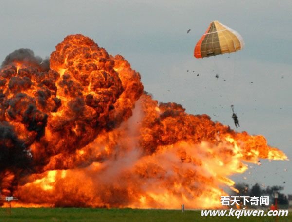 ץ�ļ��ô�F-18ս��׹�ٴ�ը ����Ա��������˲��(��ͼ)