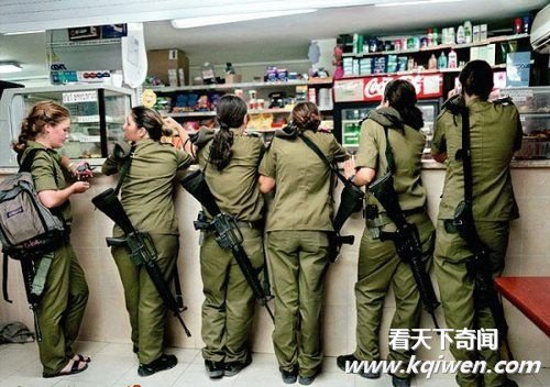 以色列前女兵上传侮辱阿拉伯男囚照片被严批(组图)