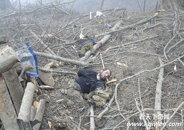 俄军投4吨弹药炸毁恐怖分子兵工厂 尸体残体满地(直击组图57P)